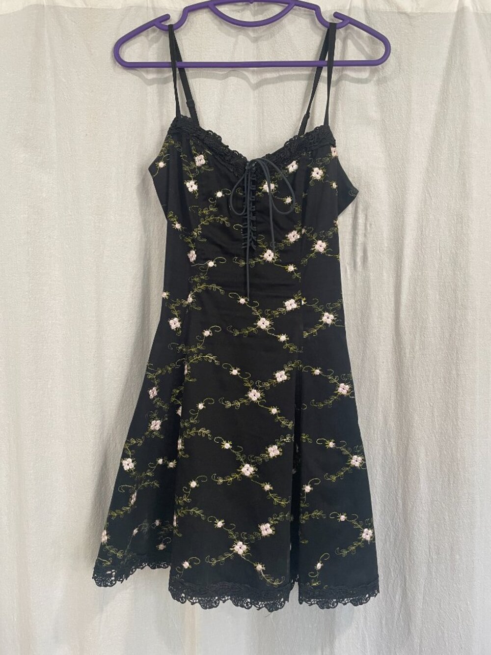 Betsey Johnson Y2K Black Floral Embroidered Mini Dress Spaghetti Strap Sz 0 - Picture 6 of 9